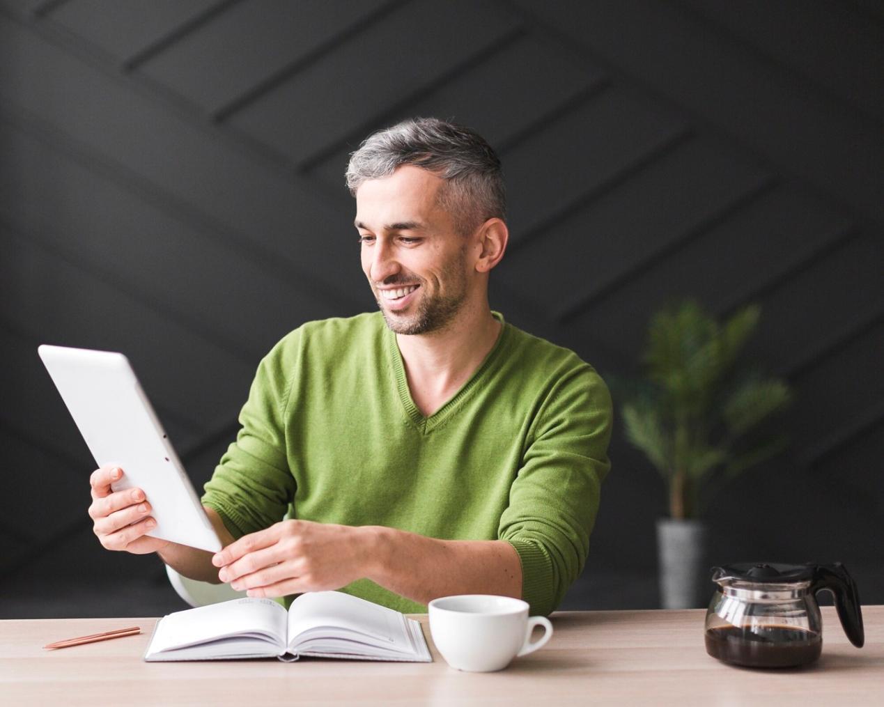 Environnement de travail collaboratif avec outils financiers et documents d'analyse