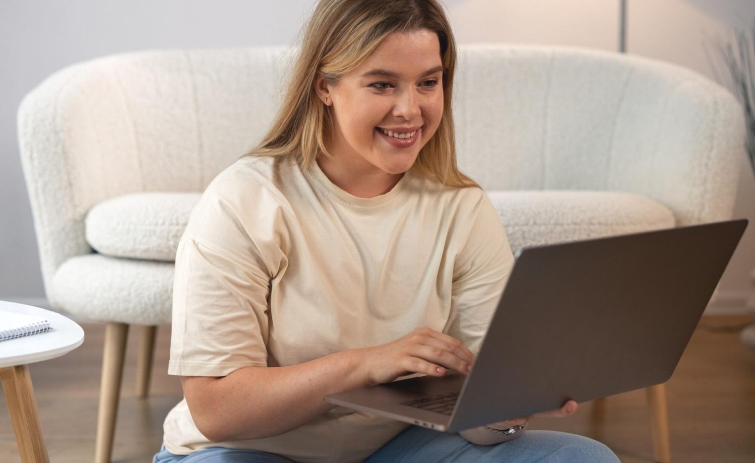 Équipe en analyse financière collaborative